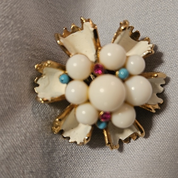 Vintage White Enamel Goldtone Clip Flower Earrings - Picture 5 of 7